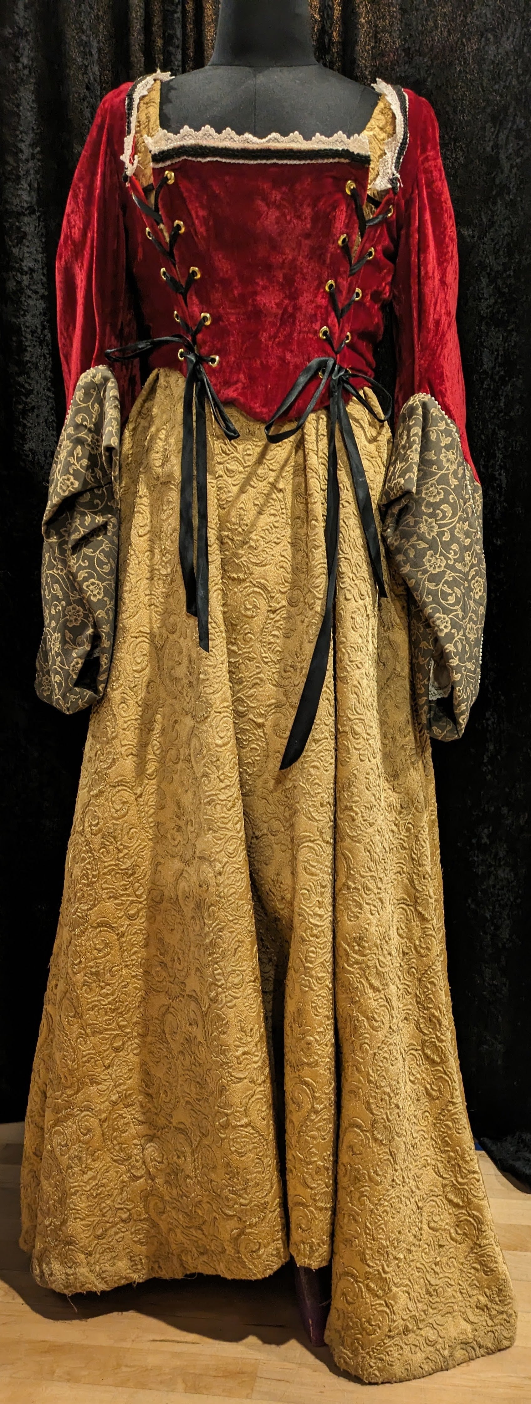 Tudor Queen Gown, Small A Masquerade Costume Tudor Queen Gown, Small A Masquerade Costume