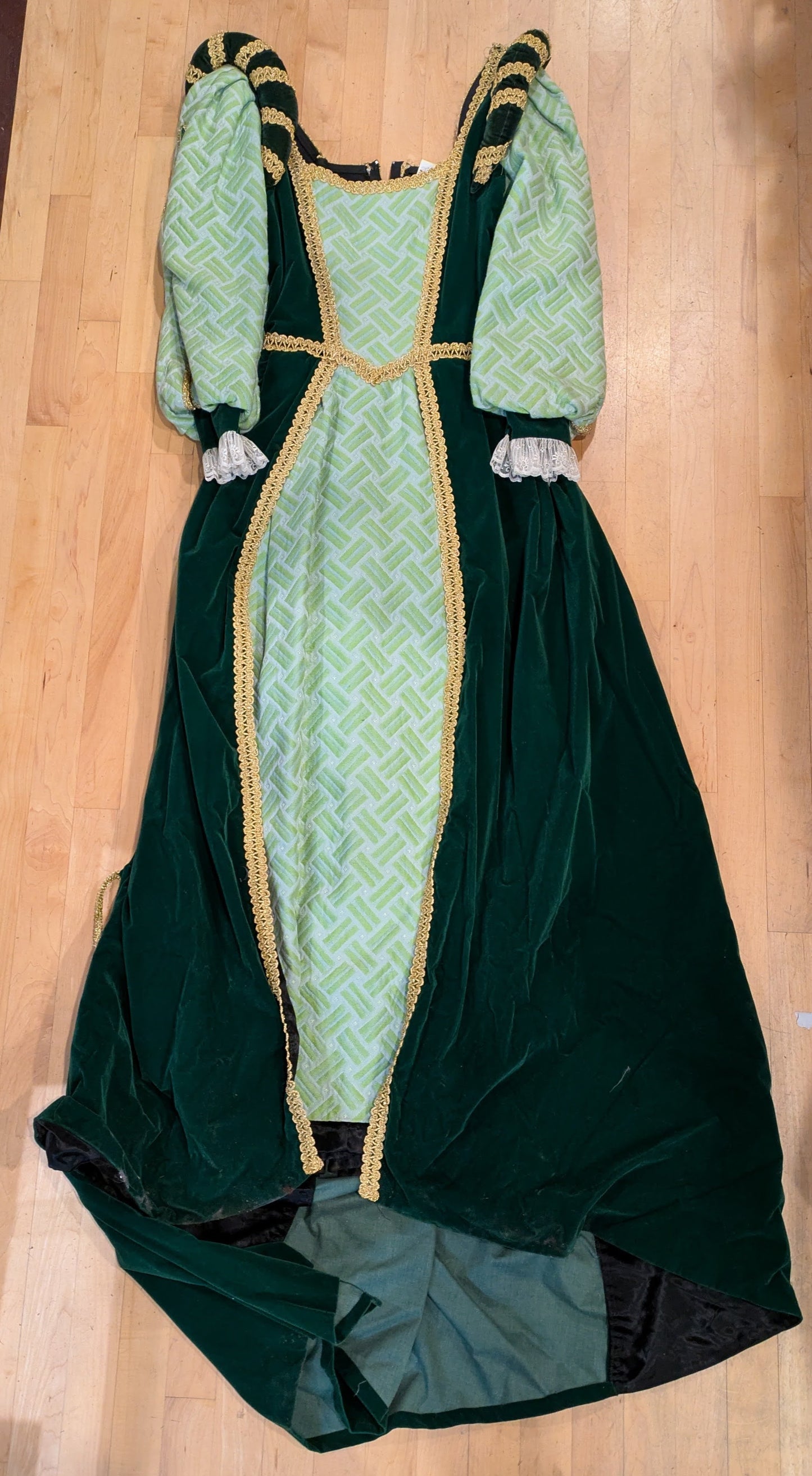 Shakesperian Ren. Gown Green M